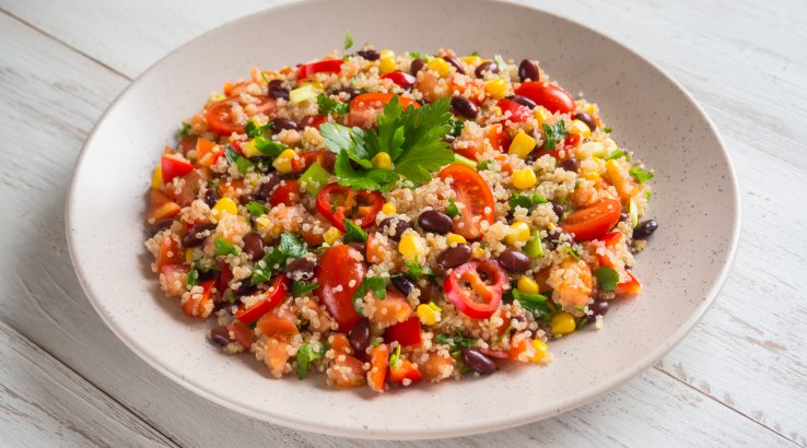 Кіноа, квасоля і овочі