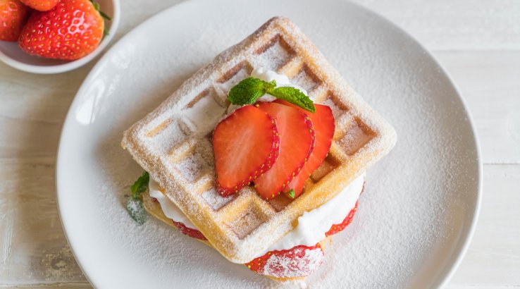 Бельгійські вафлі з полуницею і вершками