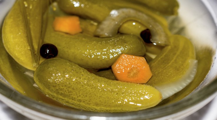 Мариновані огірки з морквою та цибулею