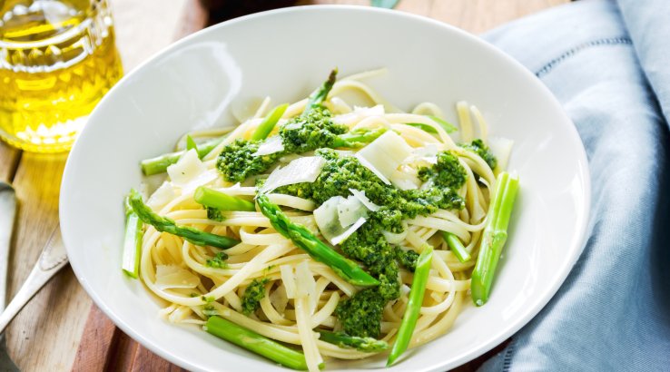 Спагеті зі спаржею під соусом