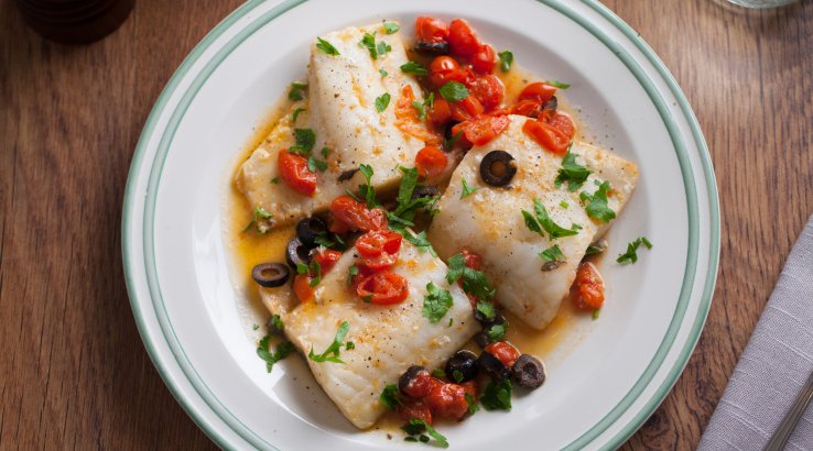 Запечена тріска з помідорами та оливками