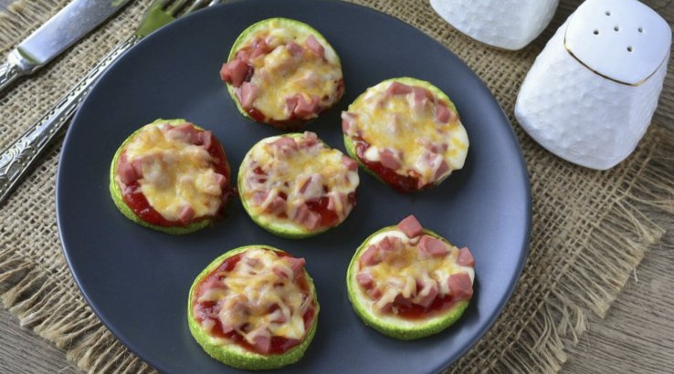 Кабачкові мініпіци, запечені у мікрохвильовці