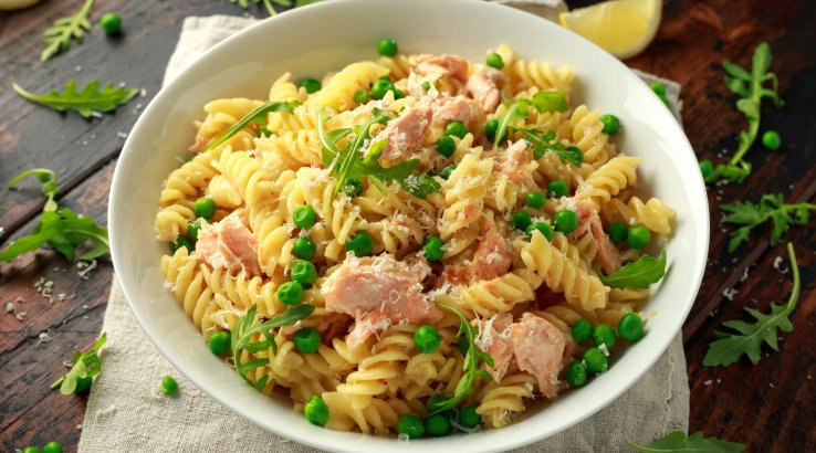 Паста з лососем, горошком і зеленню