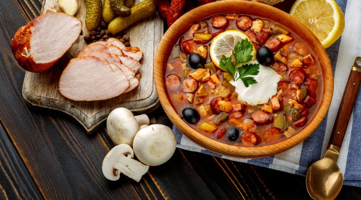 Солянка з квасолею і ковбасою