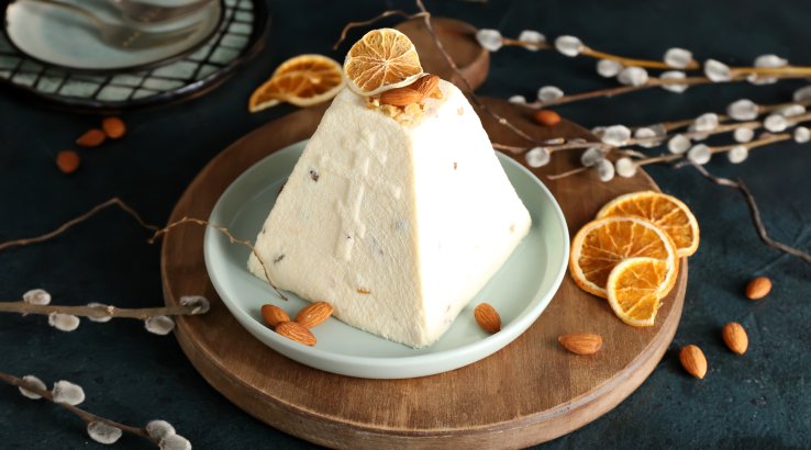 Сирна паска з печивом і родзинками