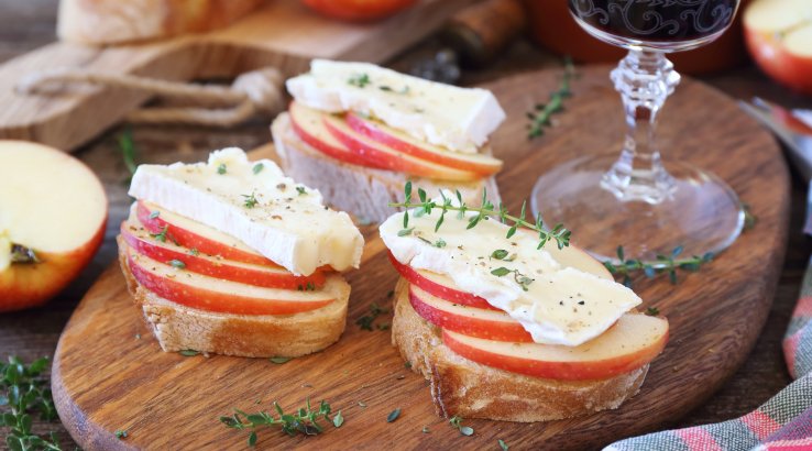Брускети з яблуками і камамбером рецепт