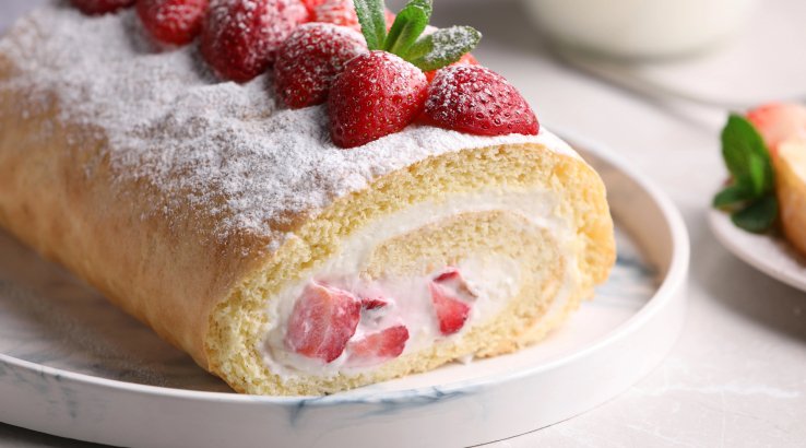 рулет з маскарпоне та свіжими ягодами