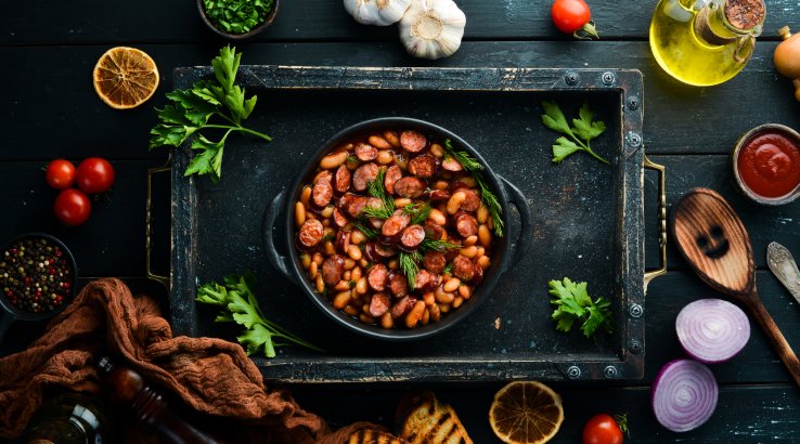 Квасоля з ковбасками на сковороді