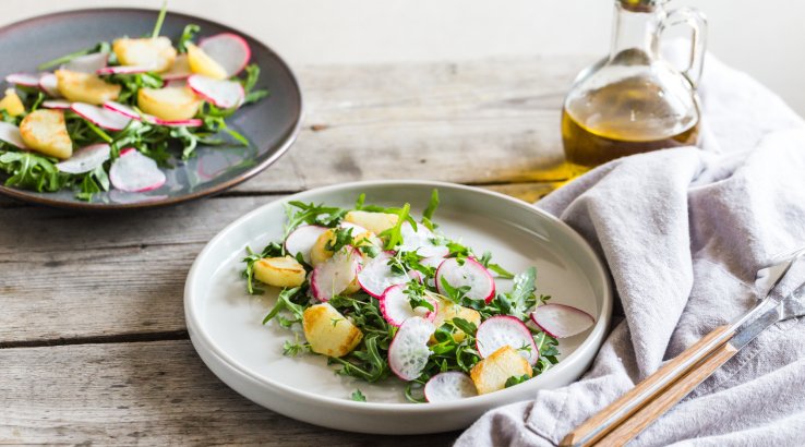 Салат з редискою, картоплею і яйцем