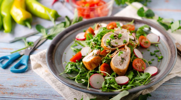 Салат з куркою, редискою і квасолею