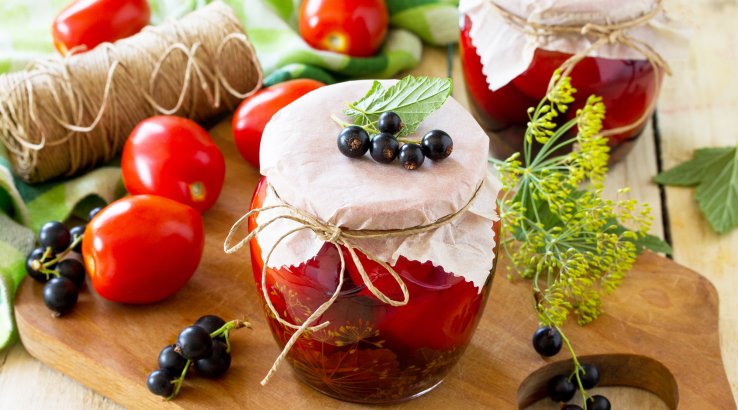 Помідори, консервовані з чорною смородиною