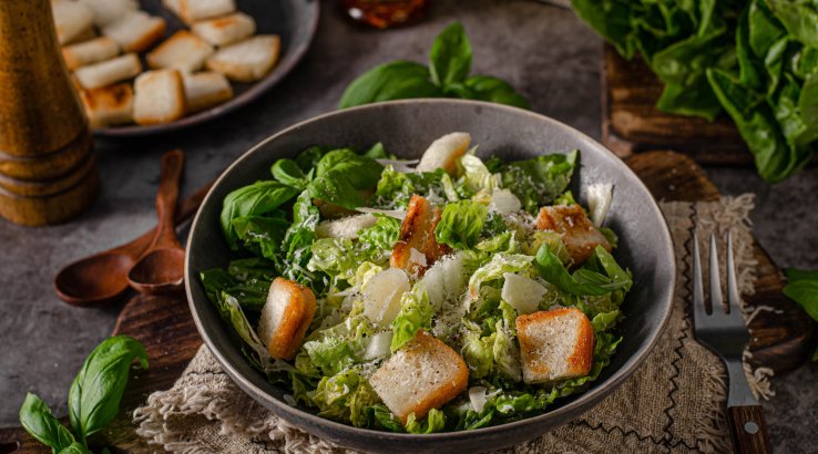 Салат з куркою та сухариками