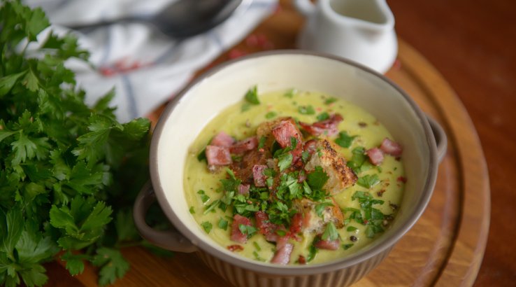 Суп із зеленого горошку з шинкою