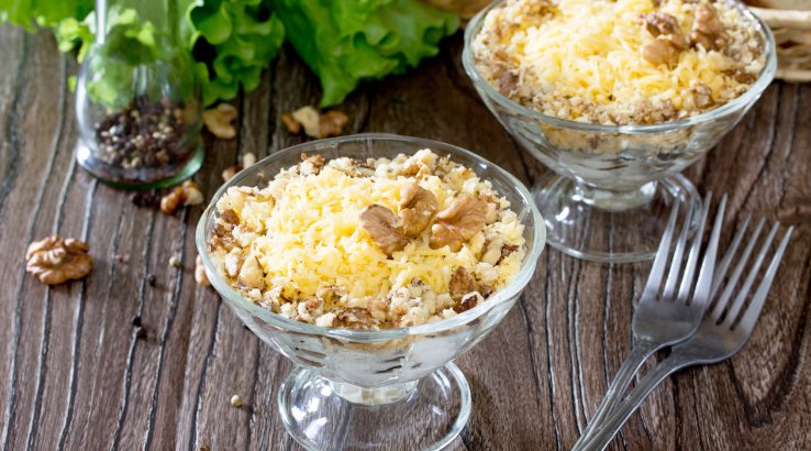 Салат з куркою та маринованими грибами