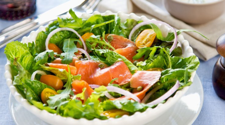 Салат из лососем с лимонно-анисовым соусом