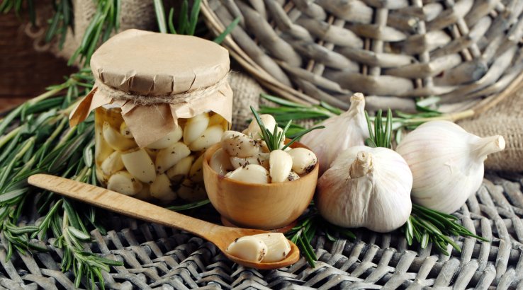 Маринований часник в банці