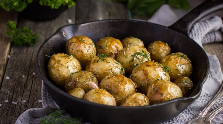 Молода картопля із чебрецем