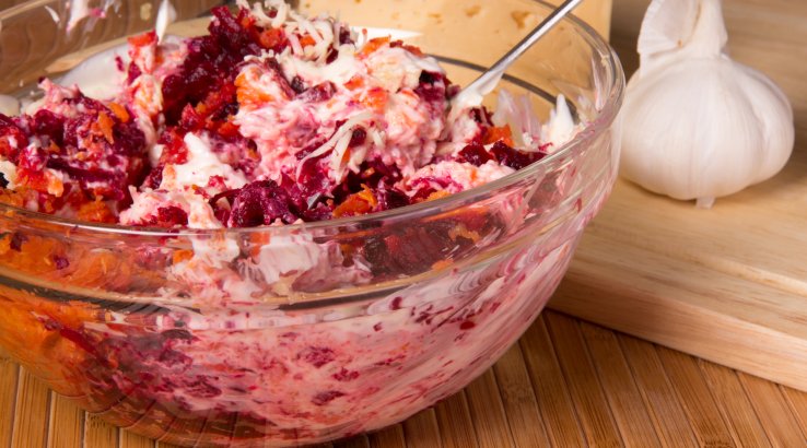 Салат з буряка, моркви та майонезу