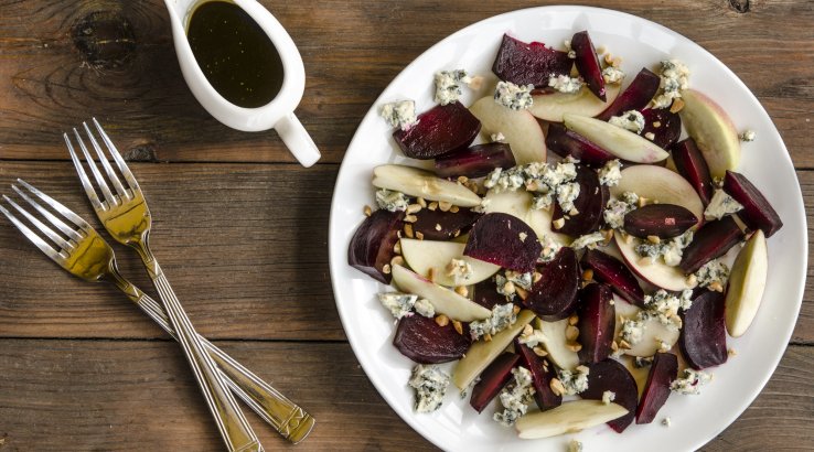 Салат з буряком, яблуком та сиром