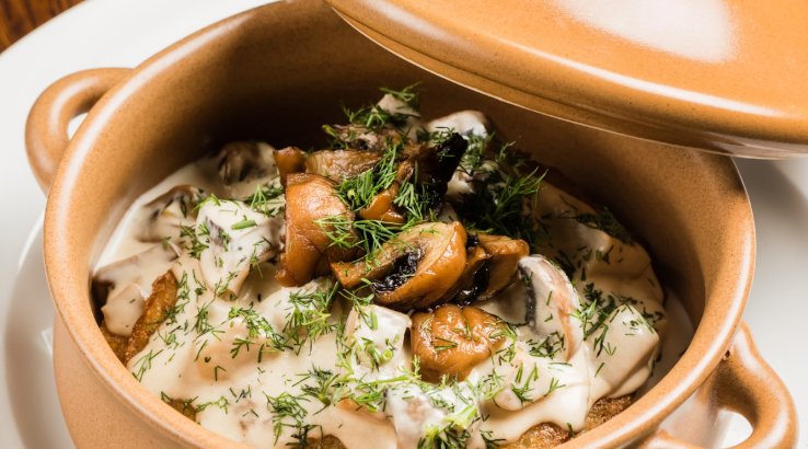 Печеня в горщику з грибами і сметаною