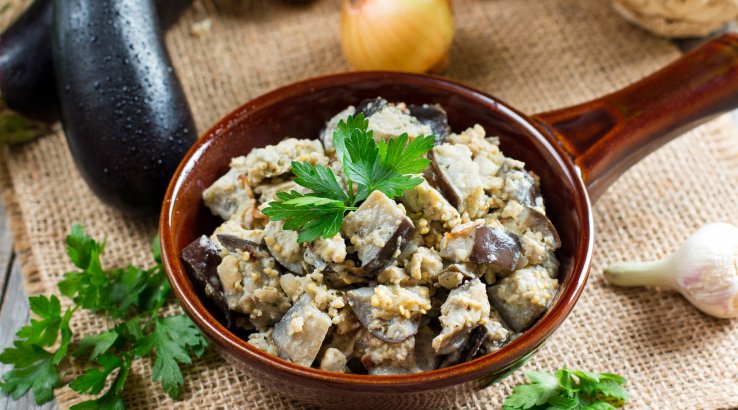 Баклажани з оливками і горіхами