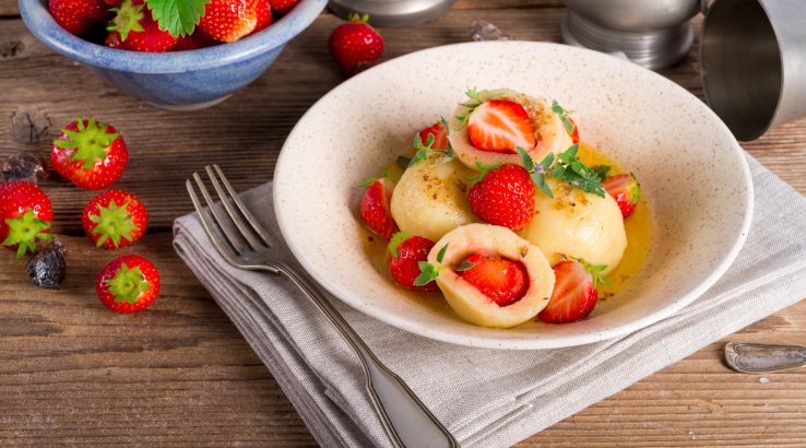 Сирні кнедлі з полуницею