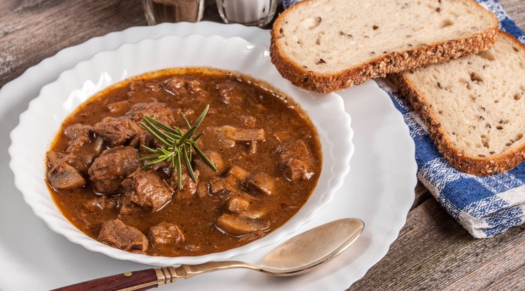 Гуляш по-бургундськи