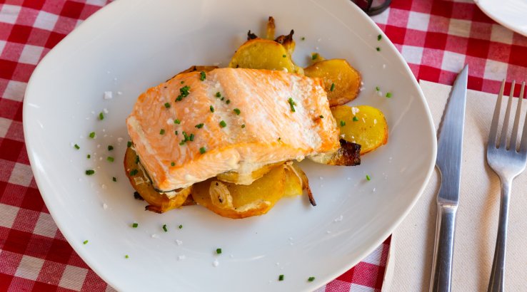 Запечена сьомга з картоплею