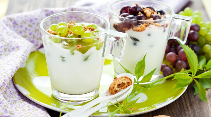 Вершковий десерт з виноградом