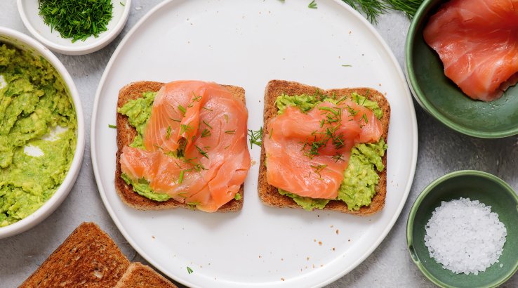 тости з авокадо і червоною рибою