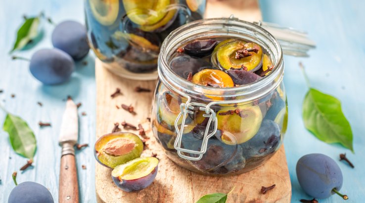 В'ялені сливи з часником на зиму