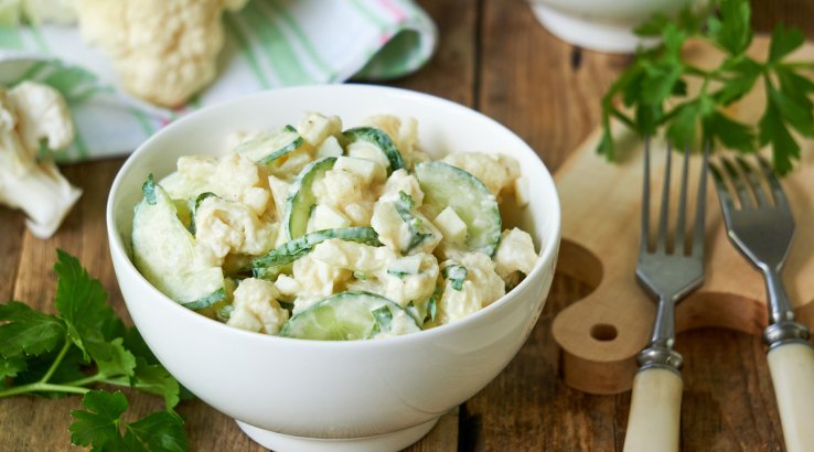 Салат із цвітної капусти з огірками та яйцями