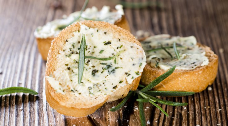 Канапки з часниковим маслом із зеленню