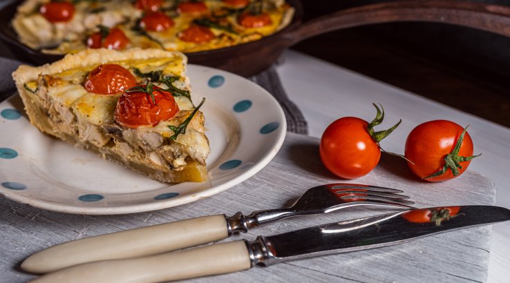 Заливна піца на багеті з курятиною і помідорами