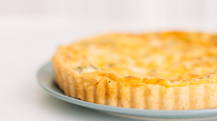 Пиріг з карамелізованою цибулею, яблуком та чедером