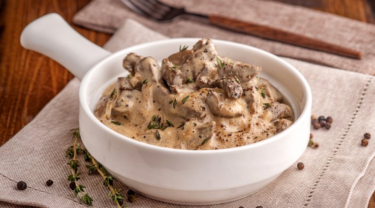 М'ясо із солоними огірками у сметані