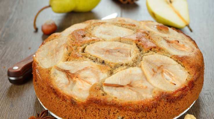 Перевернутий грушевий пиріг на сковороді