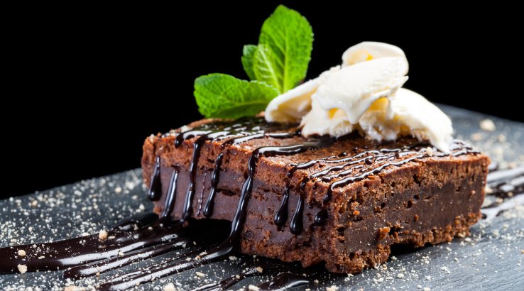 Брауні, полите шоколадом з морозивом
