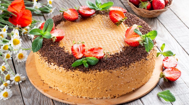 Вафельний торт з полуничною начинкою