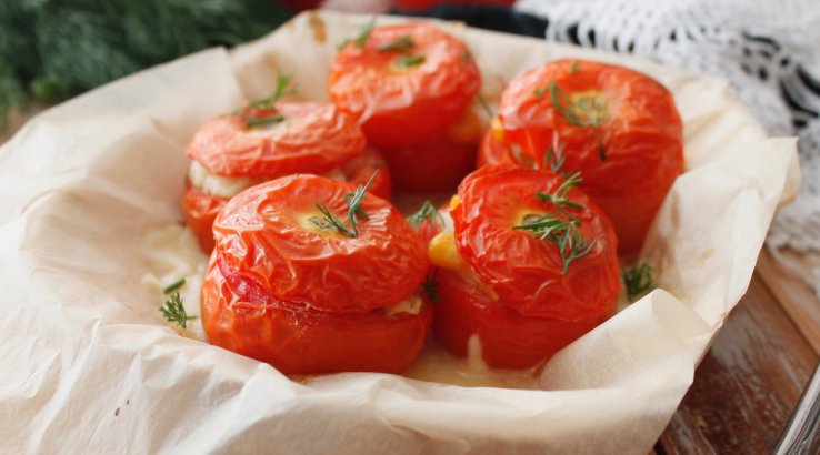 Помідори, фаршировані кисломолочним сиром