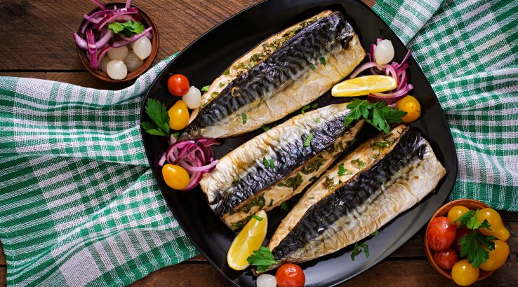 Запечена скумбрія з овочами