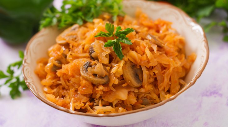 Тушкована капуста з грибами