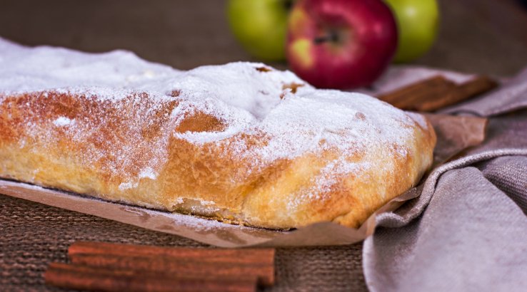 Швидкий яблучний рулет