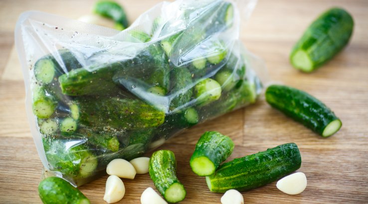 Швидкі малосольні огірки в пакеті
