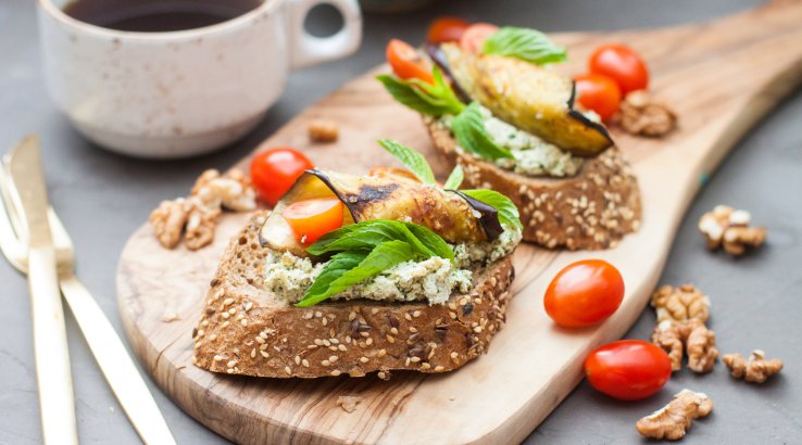 Брускета з баклажанами і сиром
