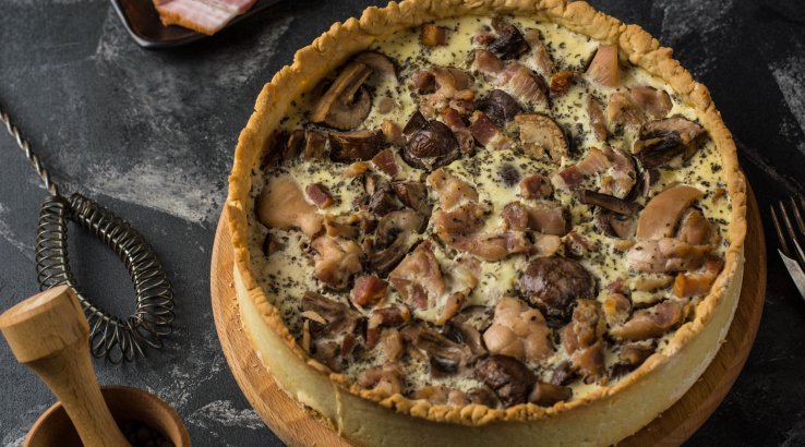 Кіш з цибулею та грибами