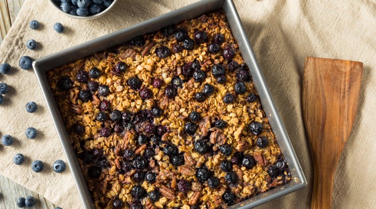 Запечена вівсянка з малиною і чорницею