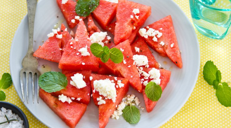 Греческий салат с арбузом и сыром фета