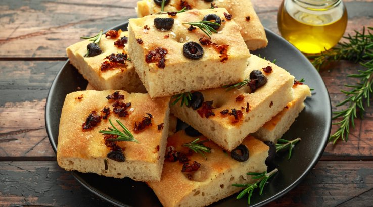 Заливна фокача із сиром і помідорами