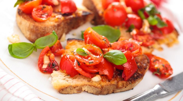 Тост із томатно-часниковим пюре
